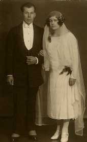 Невеста 20–30-х годов одета в белое очень простое платье,